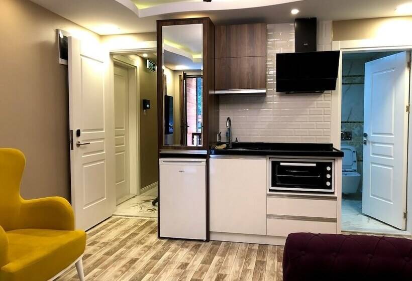 Family Suite, Hayat Rose