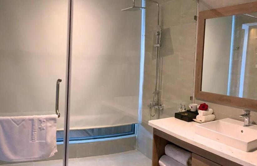 اتاق لوکس با چشم‌انداز دریا, Long Thuan Hotel & Resort