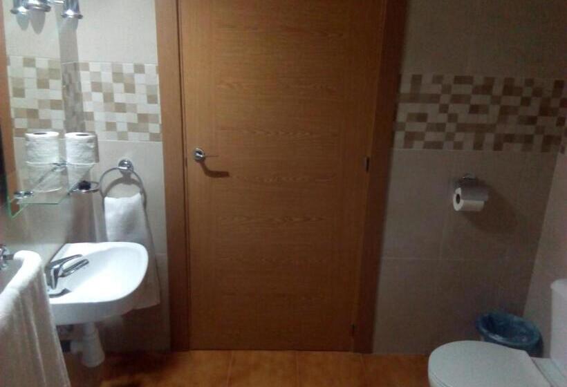 اتاق استاندارد با تخت بزرگ برای معلولان, Hostal Batato