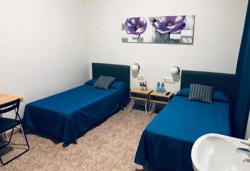 带共用浴室的标准房间, Hostal Carlos Iii