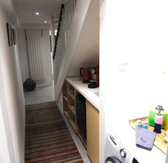 Апартаменты 1 Спальня, Montys Accommodation