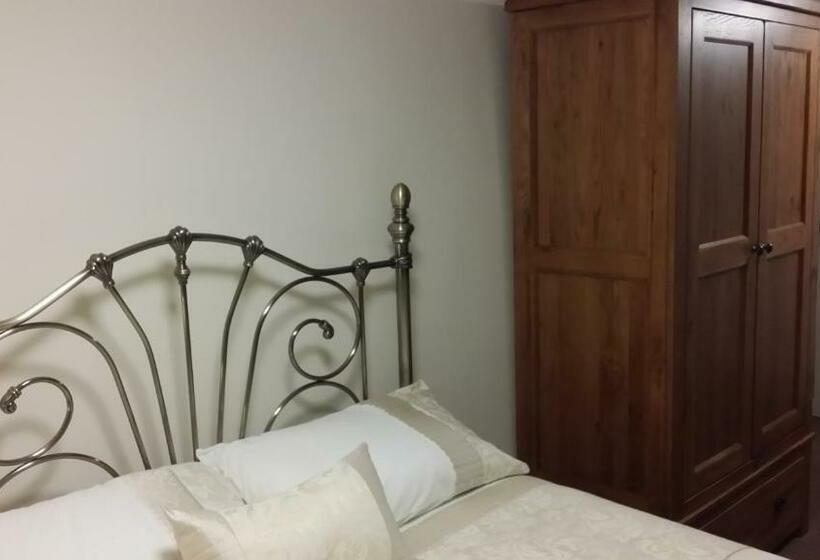 اتاق استاندارد, Roosecote Guest House