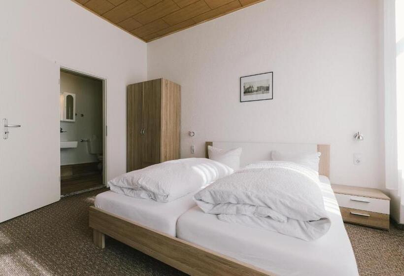 Номер Стандарт, Menzels Pension Drehscheibe