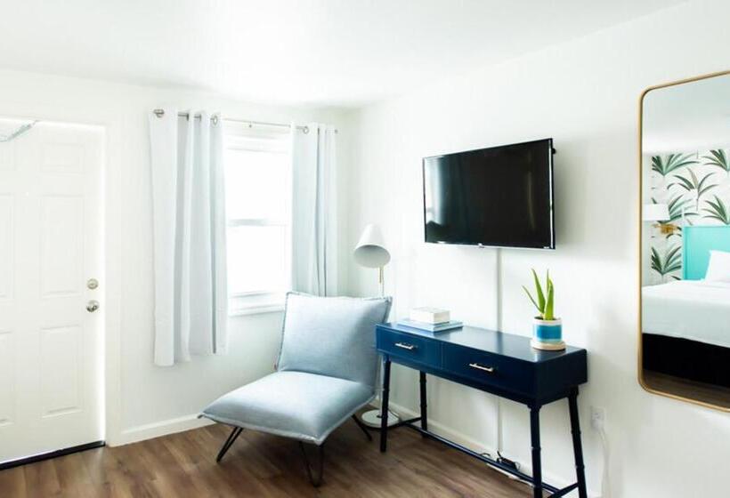 סטודיו דלוקס, Royal Palms Motel