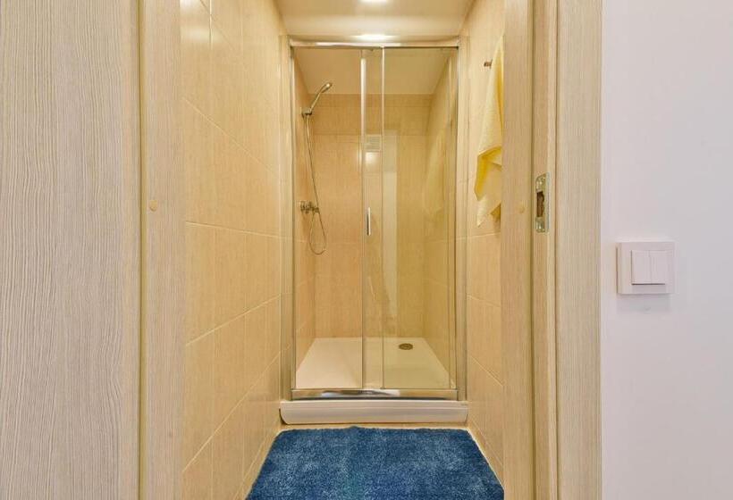 اتاق استاندارد سه تخته با سرویس بهداشتی مشترک, Laisves Avenue Hostel Easy Kaunas