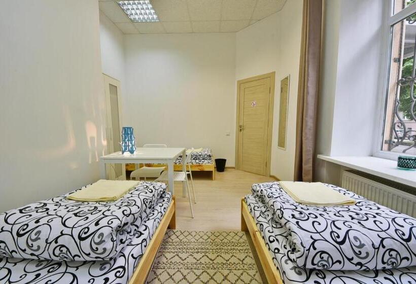 اتاق استاندارد سه تخته با سرویس بهداشتی مشترک, Laisves Avenue Hostel Easy Kaunas