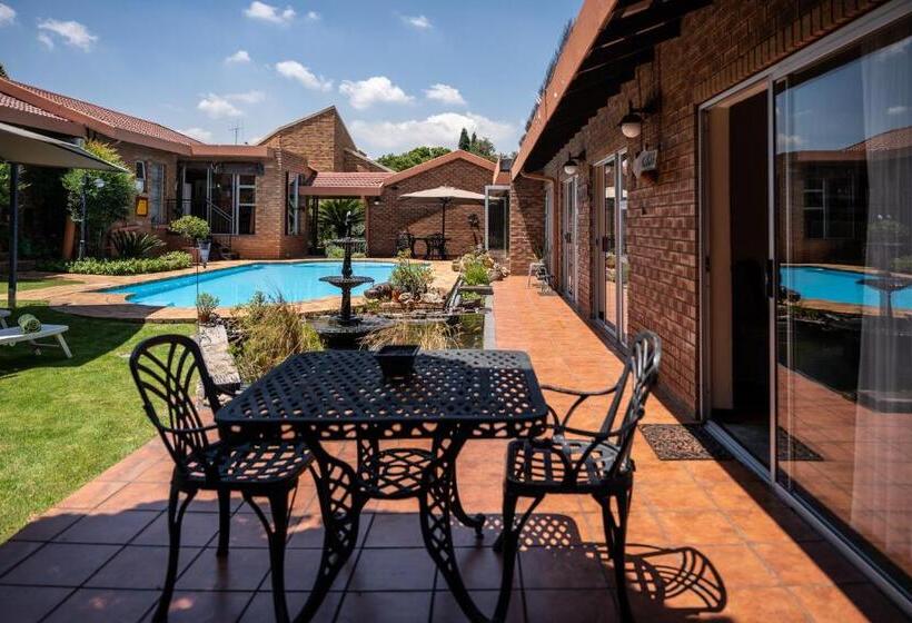 Номер Deluxe Вид на Бассейн, Asante Guest House