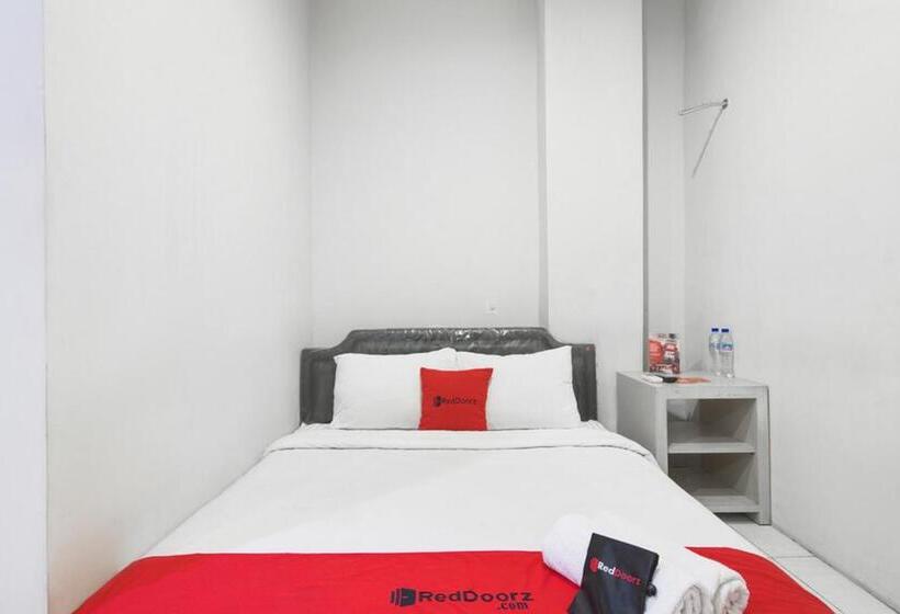 Номер Deluxe, Reddoorz At Siwalankerto Surabaya