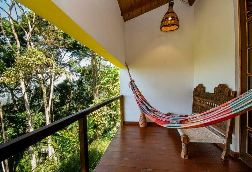 샬레, Bus Stop Paraty