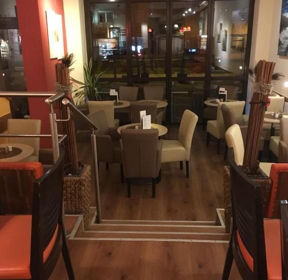 Номер Стандарт с Балконом, Kunstcafe Rooms