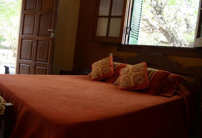 חדר סטנדרט לשלושה עם נוף לגינה, Hostal La Gloria