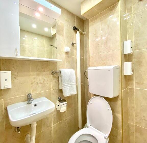 اتاق استاندارد سه تخته با سرویس بهداشتی مشترک, Glorious Rooms