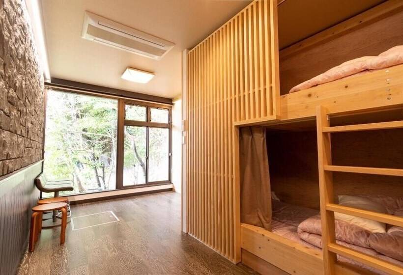 Кровать в Общей Комнате, Miyajima Guest House Mikuniya