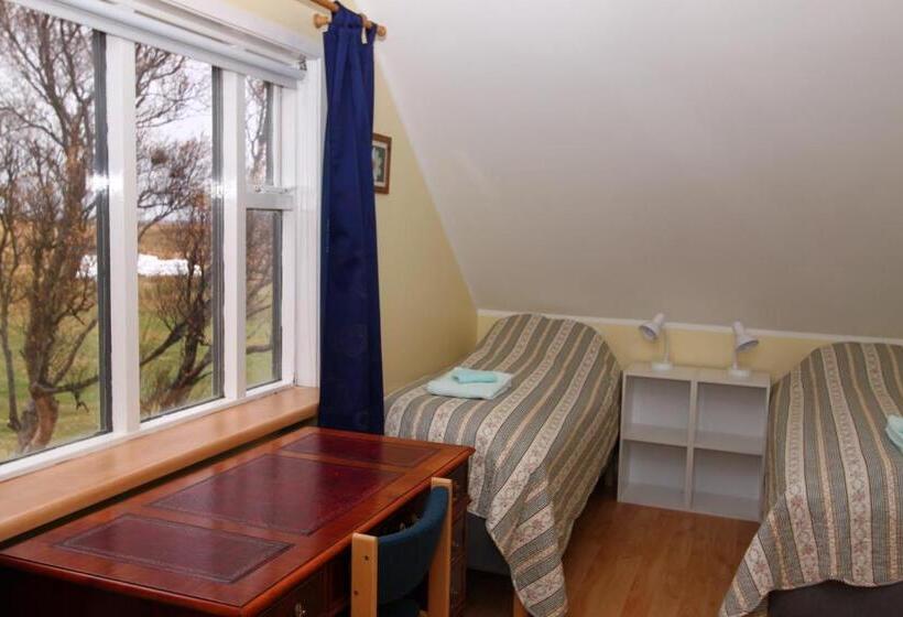 اتاق استاندارد سه تخته با سرویس بهداشتی مشترک, Guesthouse Steindórsstadir, West Iceland