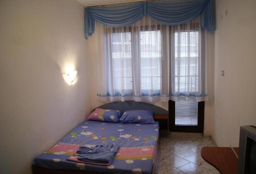 标准三人间, Kastela Guest House