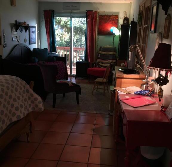 デラックススイート, Mystic Portal 420 Guesthouse