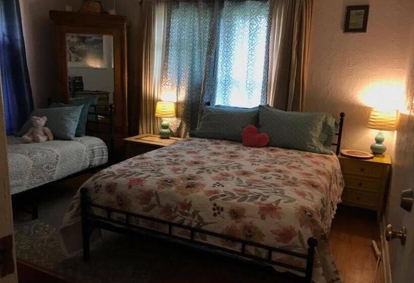 اتاق لوکس, Mystic Portal 420 Guesthouse