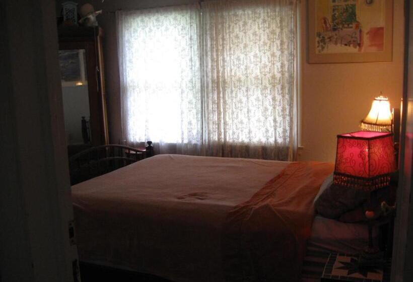 اتاق لوکس, Mystic Portal 420 Guesthouse