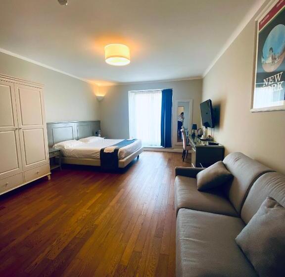 اتاق لوکس سه تخته, De Ville