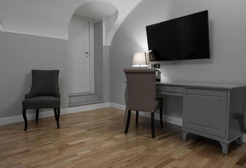 اتاق اجرایی سه نفره, De Ville