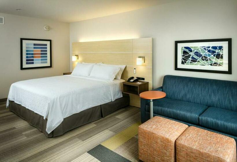 带大床的套房, Holiday Inn Express & Suites   Medford, An Ihg