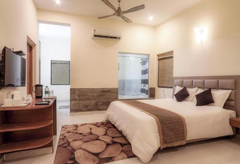اتاق استاندارد با چشم‌انداز استخر, Corbett Panorama Resort