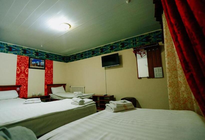 Четырехместный номер эконом класса с общей ванной комнатой, Bukhara House