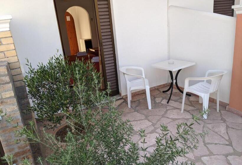 اتاق استاندارد با بالکن, Omirico