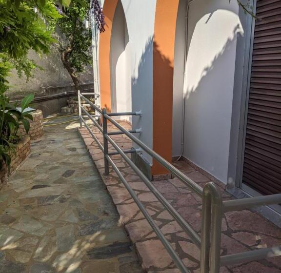 اتاق اکونومی, Omirico