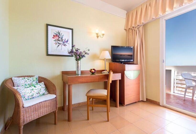 Standard Room, Izán Cavanna