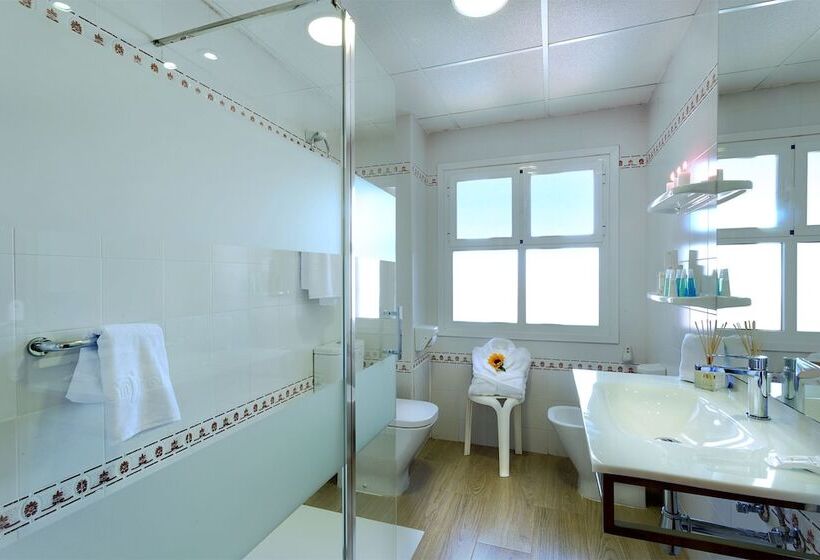 Superior Room, Izán Cavanna