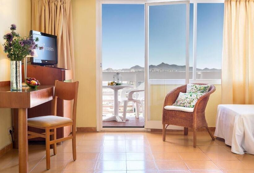 Single Room with Terrace, Izán Cavanna