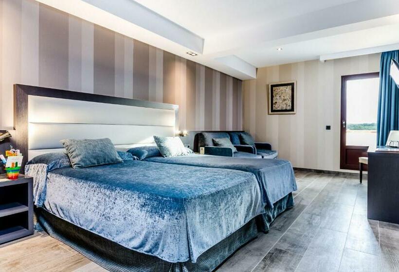 Standard Triple Room with Terrace, Reina Cristina
