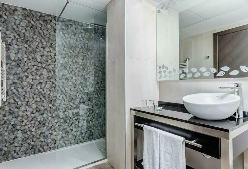 Standard Triple Room with Terrace, Reina Cristina