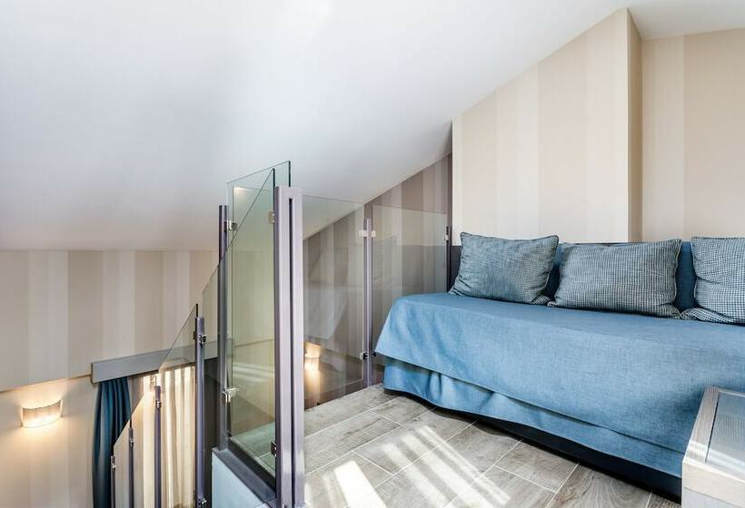 Standard Triple Room with Terrace, Reina Cristina