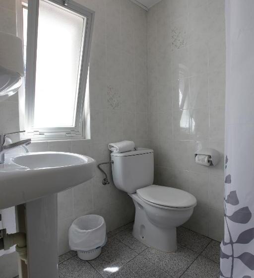 带阳台的三人标准间, Hostal L'alba