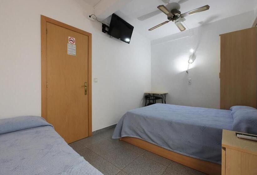Economy Triple Room, Hostal L'alba