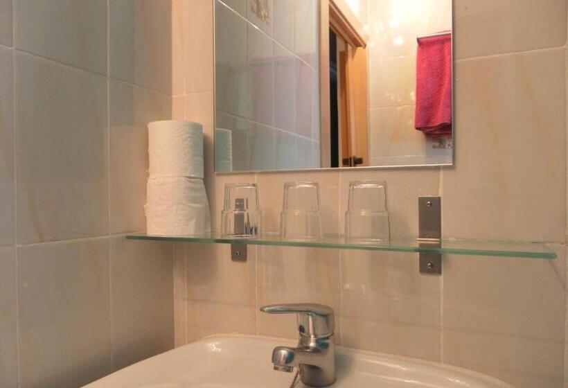 Economy Triple Room, Hostal L'alba