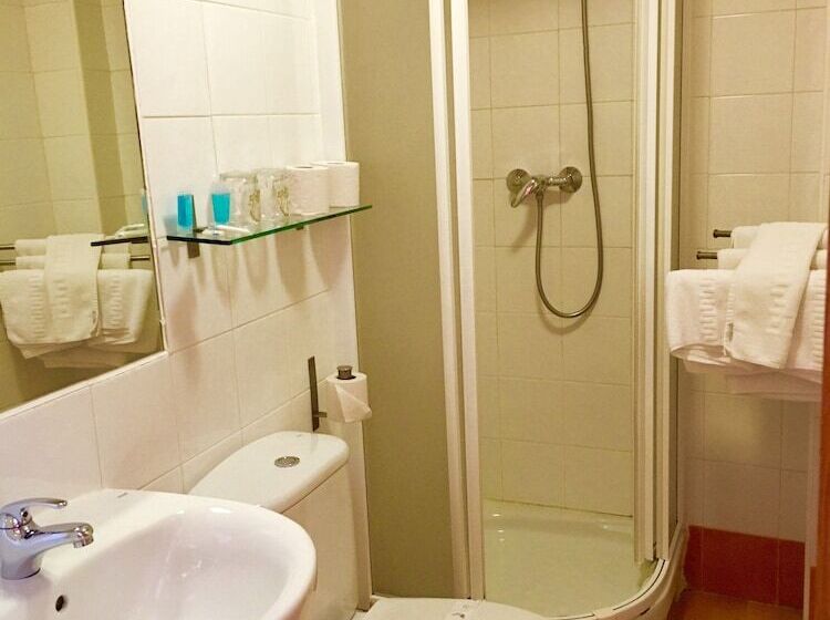 اتاق استاندارد سه نفره, Hostal Restaurante Puerta Del Alcazar