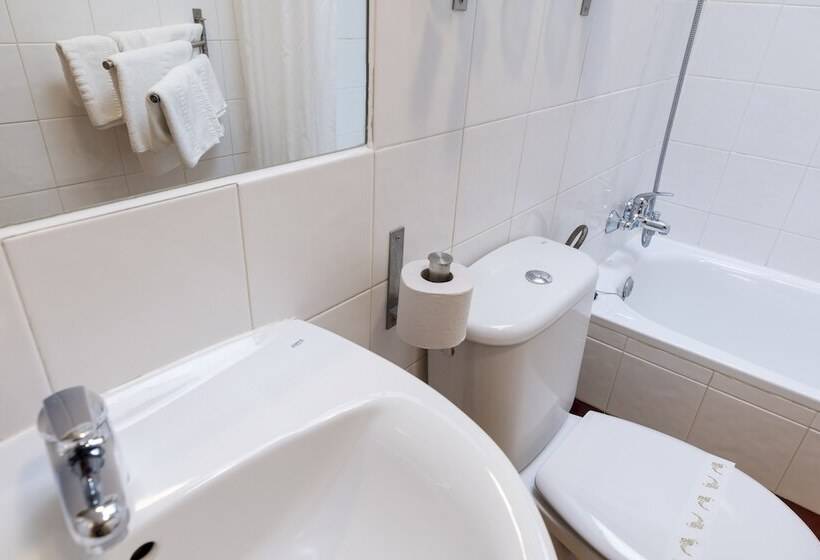 اتاق استاندارد سه نفره, Hostal Restaurante Puerta Del Alcazar