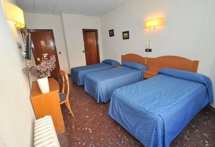 Номер Стандарт Трехместный, Hostal Goyma I