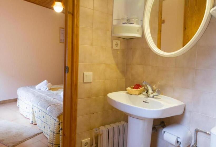 스탠다드 트리플 룸, Hostal Aiguamog