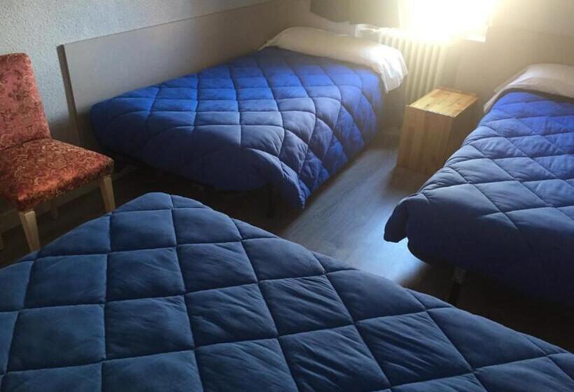 اتاق استاندارد سه نفره, Hostal Rosales