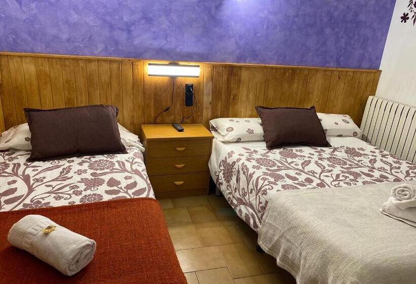 Номер Стандарт Трехместный, Hostal La Cuineta De Cal Triuet