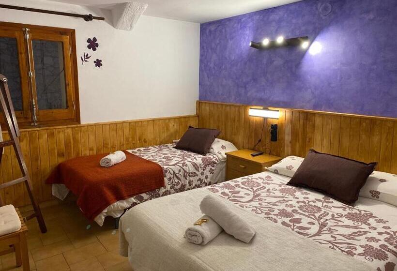 スタンダードトリプルルーム, Hostal La Cuineta De Cal Triuet