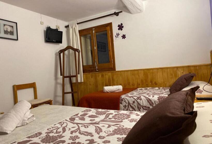 Номер Стандарт Трехместный, Hostal La Cuineta De Cal Triuet