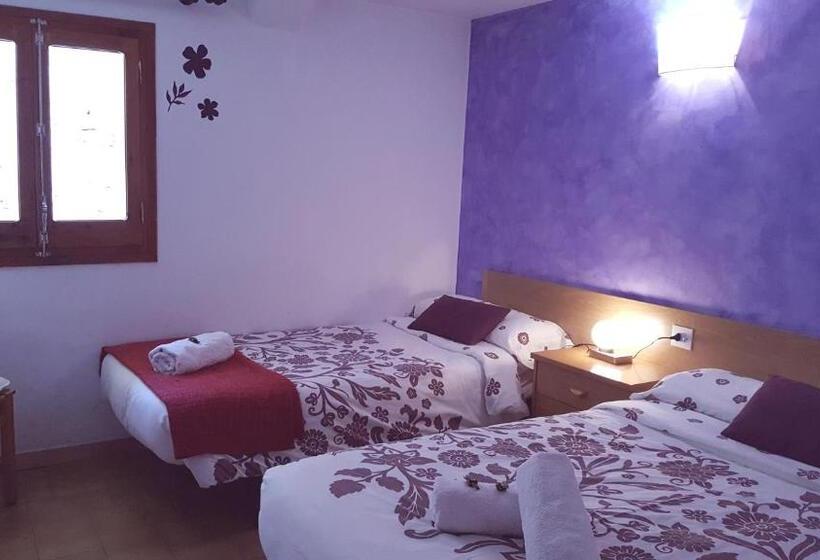 スタンダードトリプルルーム, Hostal La Cuineta De Cal Triuet