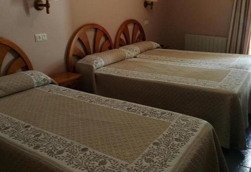 Номер Стандарт Трехместный, Hostal Casa Lacreu