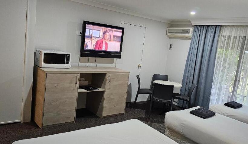 클럽 스위트, Tea Gardens Motel