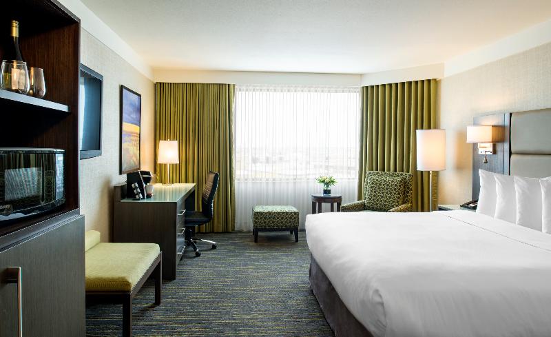 带大床的高级房间, Saskatoon Inn & Conference Centre